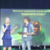 Катерина Виноградова поздравляет с победой в номинации певец «Алексея Матиаса»