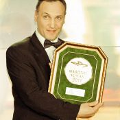 Андрей Фроль, национальный менеджер компании «Ректис», с наградой для ТМ Frosch – «Абсолютного Фаворита успеха 2011» в номинации «Экологическое средство для мытья посуды»