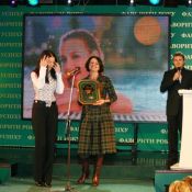 Влада Литовченко вручает награду директору по маркетингу и рекламе фитнес-клуба &amp;laquo;5 элемент&amp;raquo;.