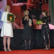 Награду для компании «Зентива – Санофи Авентис» вручает представитель Киевского транспортного канала