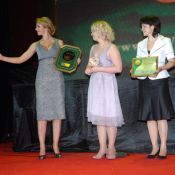 Марися Горобець вручает награду ТМ Nutrilite Positrim от Amway – Фавориту Успеха в номинации &amp;laquo;Бад для Похудения&amp;raquo;