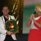 Андре Тан получает награду от телеведущей «Первого канала» Натальи Розинской