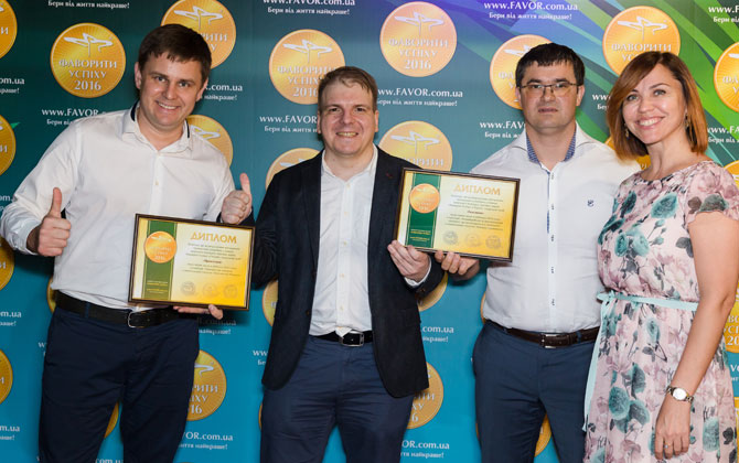 Руководитель конкурса Алексей Кузнецов (в центре) поздравляет представителей компании Stada с победой препаратов Проктозан и Гексикон
