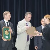 Власта Фірсова-Шовковська вручає нагороду представникам компанії СК Джоснон