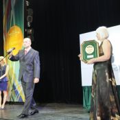 Вручение награды TM REHAU, получившей признание сразу всех респондентских групп конкурса и статус Абсолютного Фаворита Успеха в номинации «Профили для металлопластиковых окон»
