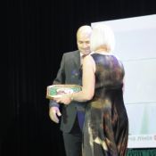 Елена Гордийчук вручает медаль Олегу Бондаренко и поздравляет с победой ТМ REHAU в номинации «Профили для металлопластиковых окон»