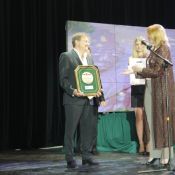Татьяна Шальман вручает награду Семену Калике и поздравляет с победой в номинации «Колбасно-мясная продукция» ТМ «ВЕККА»