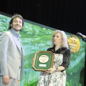 Наталья Благполучная вручает награду Геннадию Довганю, директор по маркетингу TM Inkerman и поздравляет с победой ТМ «Инкерман»