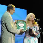 Поздравление Фаворита Успеха 2010 – компании «Интертелеком». Вручает награду Борису Акулову заслуженная артистка Украины, оперная певица Наталия Шелепницкая