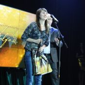 Наталия Кущенко получает свой приз от ТМ «Крушовице»