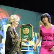 Телеведущая Габриела Массанга вручает медаль победителю в номинации «Такси» – Ирине Николаевне Боринчук, компания «Абсолют-Такси»