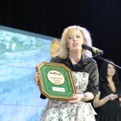 Наталья Благополучная, директор школы сомелье «Мастер-Класс» вручает награду TM Inkerman
