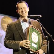 Представитель компании «санофи» Андрей Брык с медалью для ТМ «Пиносол»