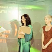 Светлана Елисеева и главный редактор портала Татьяна Кравченко получают награду «Абсолютного Фаворита Успеха» в номинации «Интернет-портал для женщин» – Хочу.юа