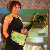 Медаль получает Ирина Гарбар ОТС Продакт-менеджер Представительства Никомед в Украине и Молдове