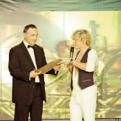 Андрей Фроль, национальный менеджер компании «Ректис», получает награду для ТМ Frosch – «Абсолютного Фаворита Успеха 2011» в номинации «Экологическое средство для мытья посуды»