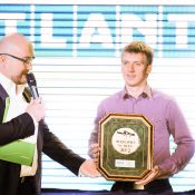 Максим Касянік, з нагородою для ТМ ATLANT, яка стала Фаворитом року в номінації «Холодильник»