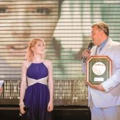 Популярная певица Аида Николайчук вручает награду представителю обезболивающего препарата Ибупром