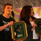 Співак Євгеній Анішко вітає переможця у номинації «Заспокійливий та седативний препарат». Нагороду отримує Олександра Дзюбенко – продакт менеджер компанії TEVA.