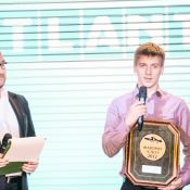 Максим Касянік, з нагородою ТМ ATLANT, яка стала Фаворитом року в номінації «Холодильник»