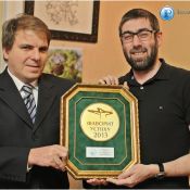 Руководитель конкурса «Фавориты Успеха» в Украине Алексей Кузнецов вручает награду Ицхаку