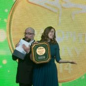 Алена Шипош с медалью для компании Visotsky Consulting, которая стала Абсолютным Фаворитом Успеха — 2014 в номинации