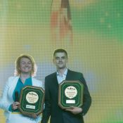 Елена Ровнина, бренд-менеджер по препарату Креон и Владимир Резниченко, групп продакт-менеджер по препарату Дуфалак с наградами для победителей.