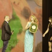 Певица Virginia вручает почетную медаль для торговой марки «Алан» Сергею Николаевичу Архангельскому, директору киевского филиала мясоперерабатывающей фабрики «Алан».