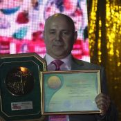 Нагороду та диплом отримує директор компанії «Рідна їжа» Віталій Тимофійович Аксенов