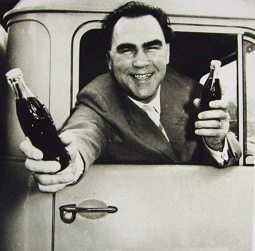 Немецкий боксёр-супертяжеловес (и десантник вермахта) Макс Шмелинг по прозвищу «Зигфрид», олицетворение идеального арийца, в рекламе Кока-Колы.