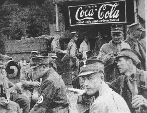 Немецкие солдаты пьют Кока-колу